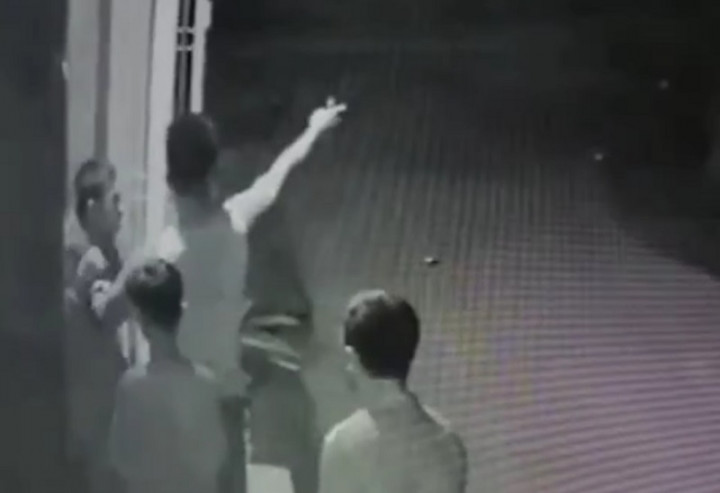 Viral! Aksi Koboi Polisi Todong Pistol ke Santri