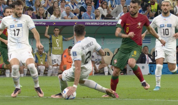 <i>Handball</i> Uruguay Berujung Penalti Portugal Keliru, Wasit VAR Tak Paham Regulasi?