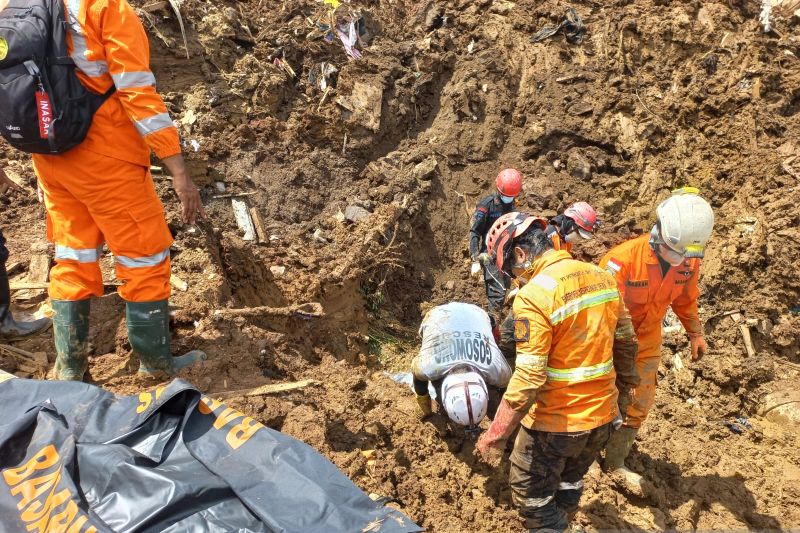 Pencarian korban hilang gempa cianjur oleh Tim SAR Gabungan. Foto: Branda Antara