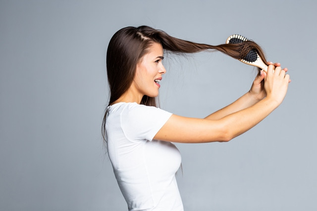 Berikut jenis sisir yang sesuai dengan jenis rambut kamu. (Foto: Ilustrasi/Dok. Freepik.com)