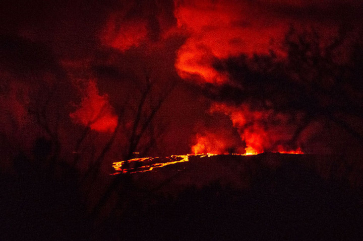 Potret Gunung Berapi Mauna Loa Luncurkan Lava Pijar ke Angkasa