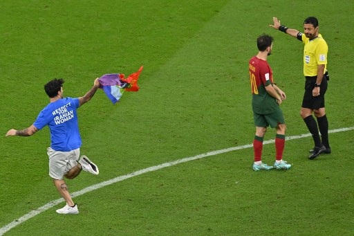 Muncul Bendera LGBTQ+ Saat Laga Portugal Vs Uruguay