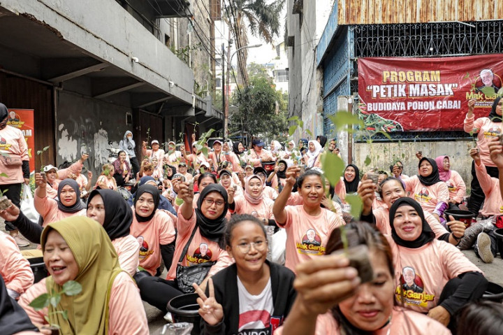 Lahan Terbatas, Ratusan Warga Pasar Baru Antusias Ikut Petik Masak