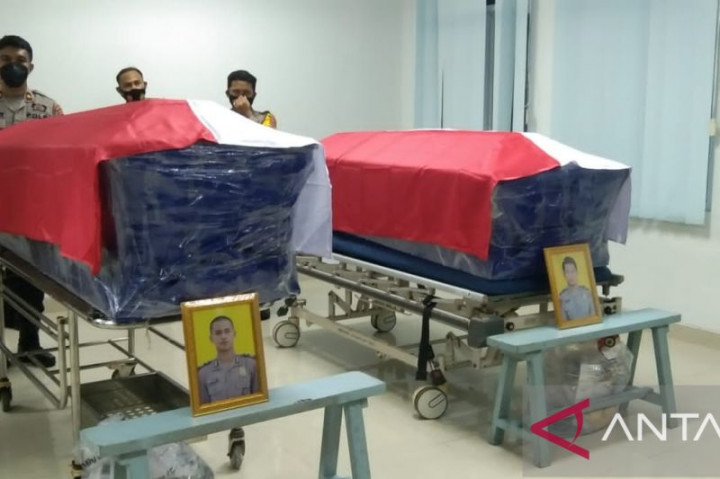 Kabaharkam Polri Antar Dua Jasad Korban Kecelakaan Heli ke Rumah Duka