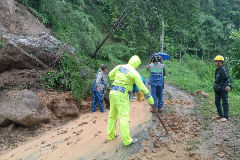 Waspada! Jalur Pamulihan Selatan Garut Rawan Longsor Bebatuan