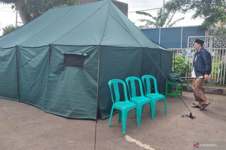Warga Cianjur Inisiatif Buat Tenda Khusus untuk Pasutri Korban Gempa