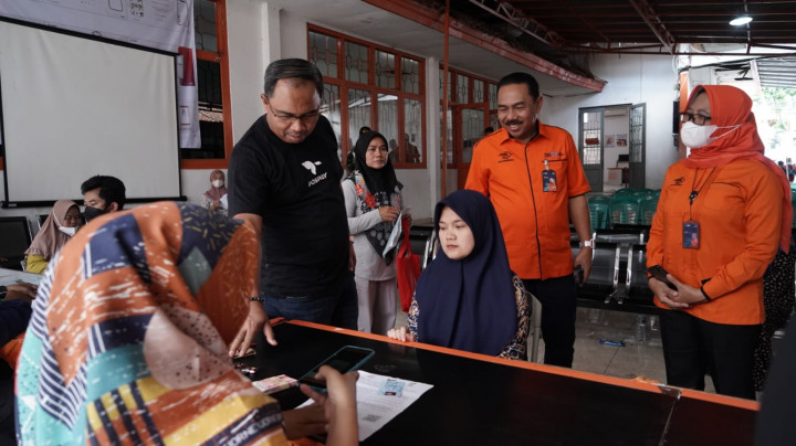 Korban Gempa Cianjur Terharu Terima BLT BBM, PKH, dan Bansos Sembako yang Disalurkan PT Pos Indonesia