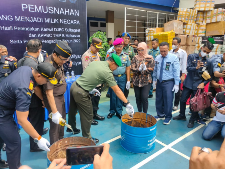 Rokok, <i>Sex Toys</I>, Hingga <i>Part</i> Senjata Ilegal Senilai Rp2,2 Miliar Dimusnahkan