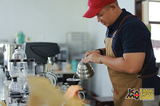 Kenalan dengan  Muhammad Fadhlillah, Peneliti Unpad yang Punya Sertifikasi Barista