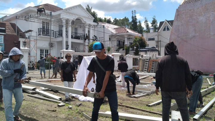Tenda Raksasa Mulai Dipasang di Kediaman Calon Menantu Presiden Jokowi