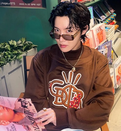 Outfit Terbaik J-Hope, Rapper BTS yang Paling Modis dan Fashionable