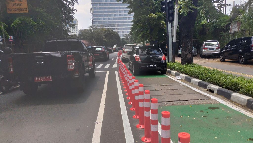 Duh, Jalur Sepeda di Jakpus Berubah Jadi Parkir Liar