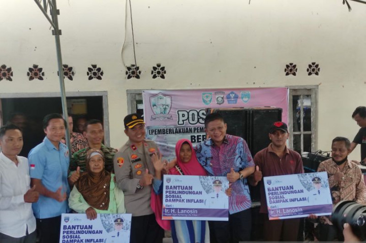 Ratusan Warga Miskin di OKU Timur Dapat Bantuan Perlindungan Sosial