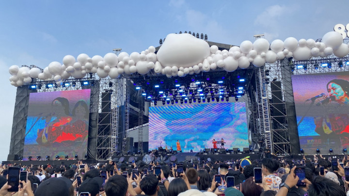 Stephanie Poetri Bikin Titi DJ Mau Nangis di Head In The Clouds Jakarta