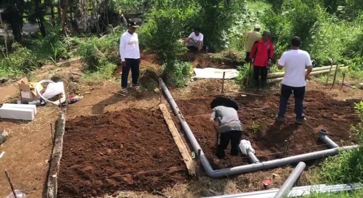 Tim Relawan Bangun MCK untuk Warga Terdampak Gempa Cianjur
