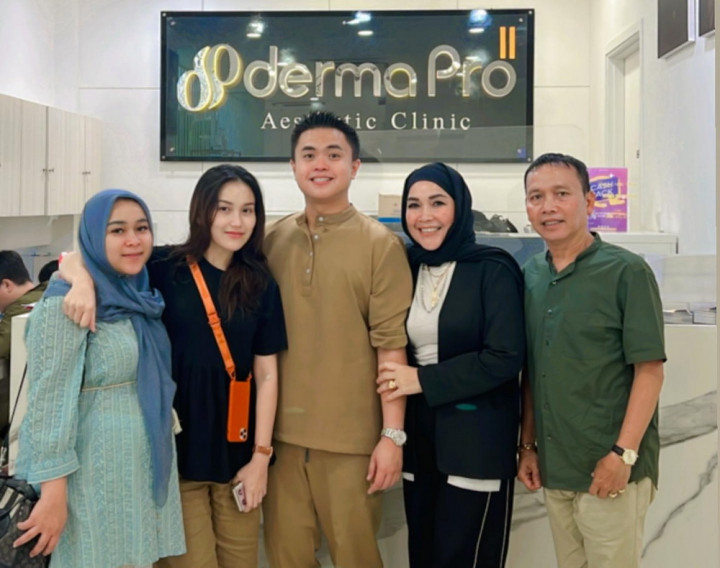 Ayu Ting Ting Berikan Jatah Puluhan Juta untuk Ayah Ojak dan Umi Kalsum Perawatan