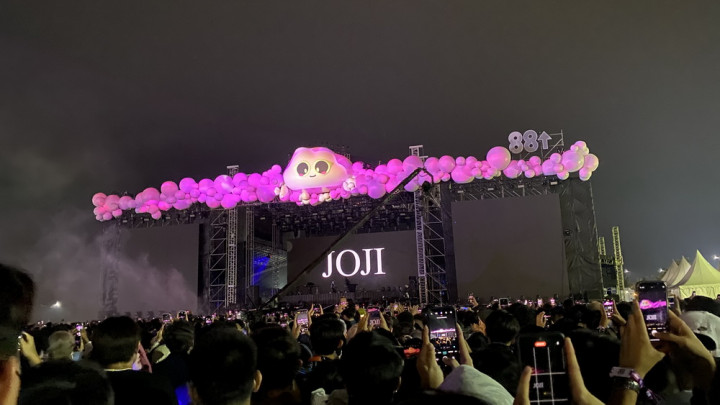 Tampil di Head In The Clouds Jakarta, Joji Mengeluh Kegerahan