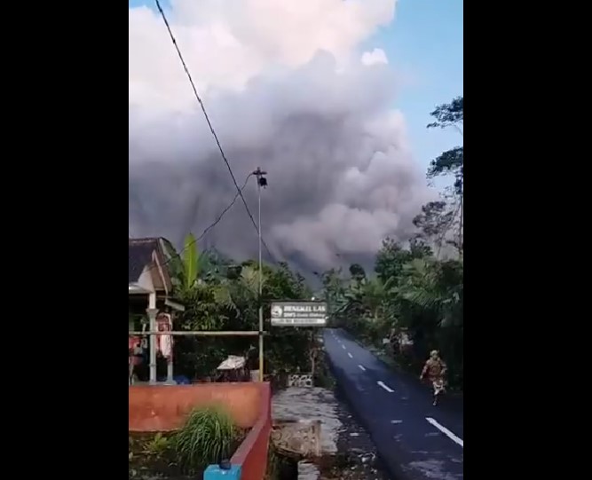 Gunung Semeru Erupsi Sejak Dini Hari, Status Siaga atau Level 3