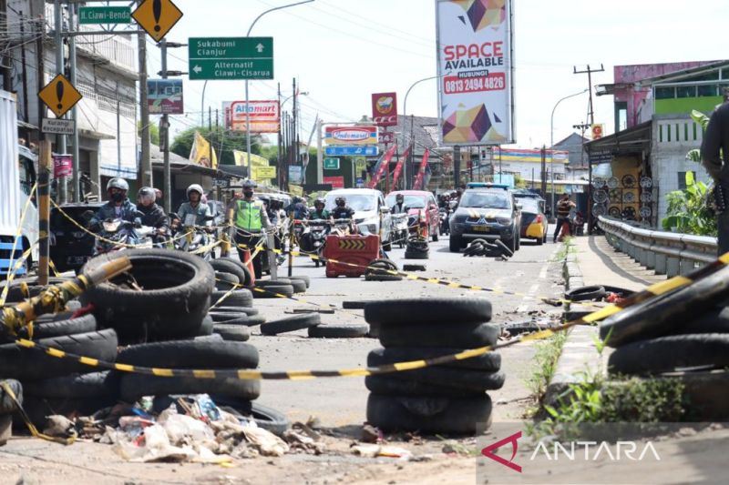 Jalur Bogor-Sukabumi Longsor, Kendaraan Besar Dialihkan