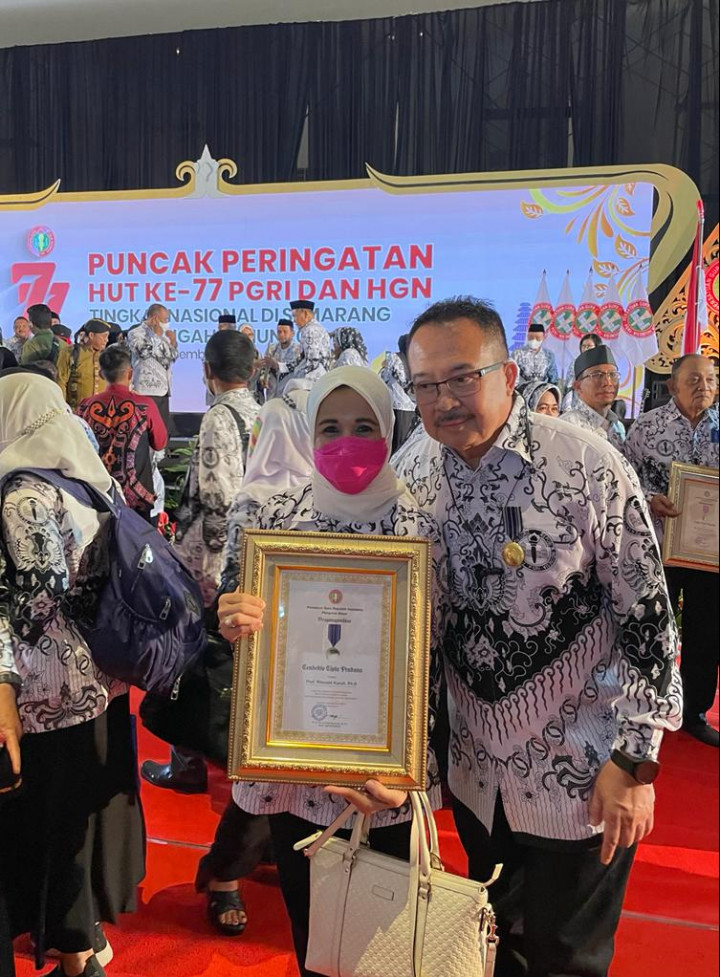 Rhenald Kasali Dianugerahi Cendekia Cipta Pradana dalam Pendidikan