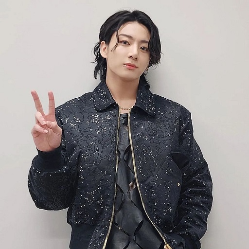 Cerita Unik Dibalik Anting 'Murah' Jungkook saat Pembukaan Piala Dunia 2022