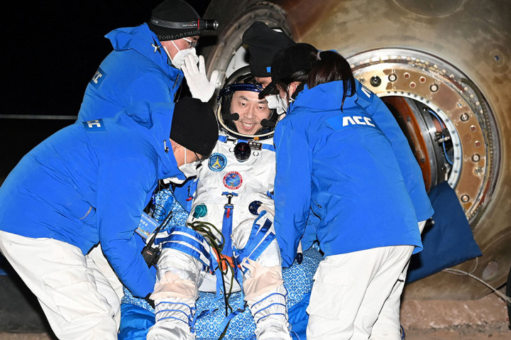 Tiga Astronaut Tiongkok Kembali dari Stasiun Luar Angkasa Tiangong