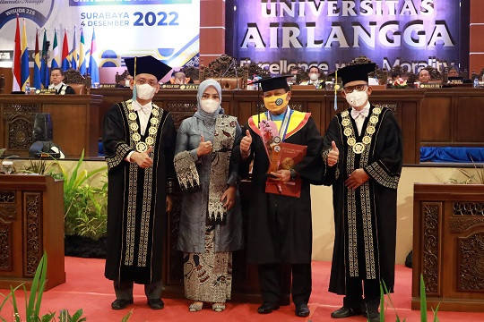 Wisudawan terbaik S3 FH Unair Toni Harmanto. DOK Unair
