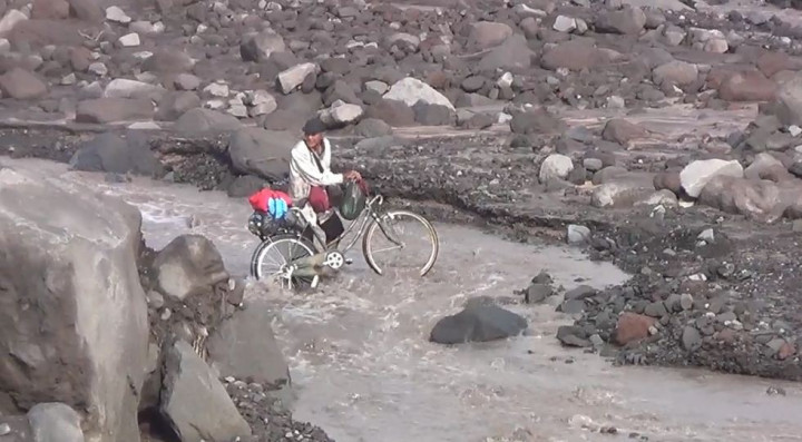 Meski Ditutup, Warga Nekat Melintasi Jalur Alternatif menuju Curah Kobokan