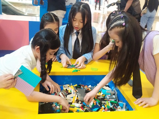 Anak-anak bermain LEGO Bricks. (Foto: Dok. Yuni)