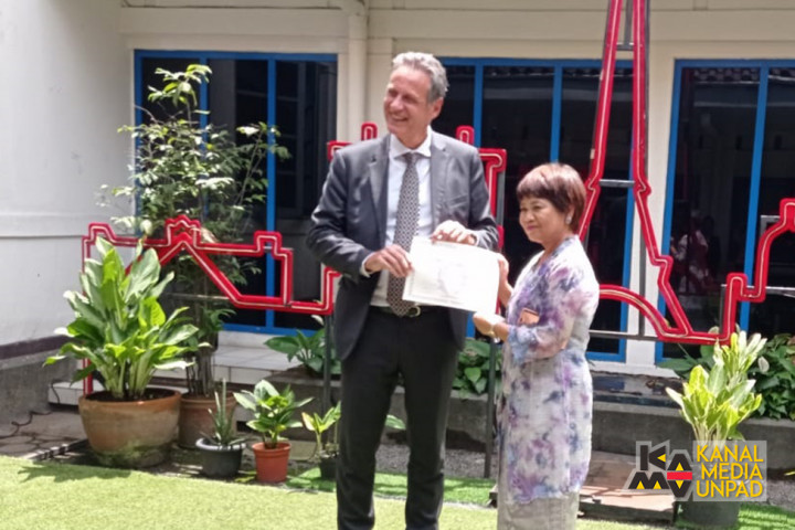 Berjasa Bagi Pemerintah Prancis, Dosen Unpad Raih Penghargaan Sebagai Ksatria