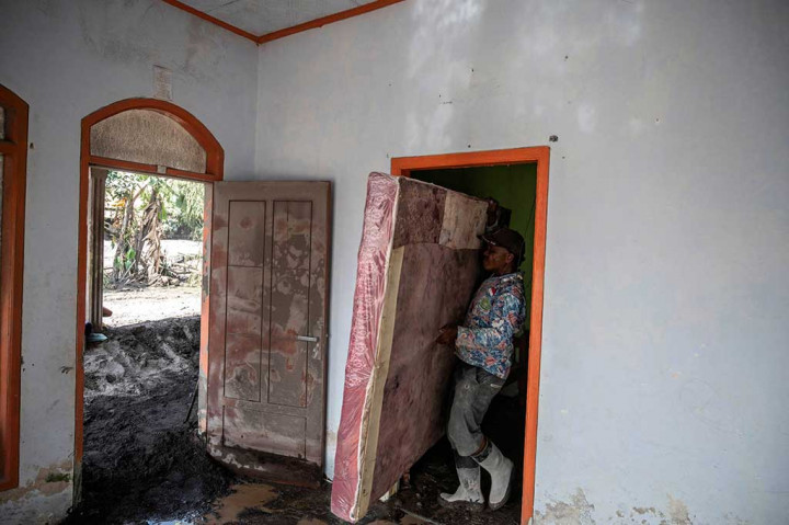 Potret Warga Korban Erupsi Semeru Cek Kondisi Rumah