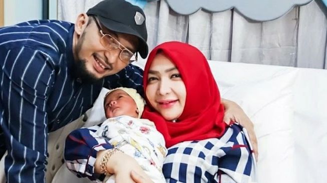 Roro Fitria Minta Mantan Suami Ubah Sikap Kasar jika Mau Temui Anaknya