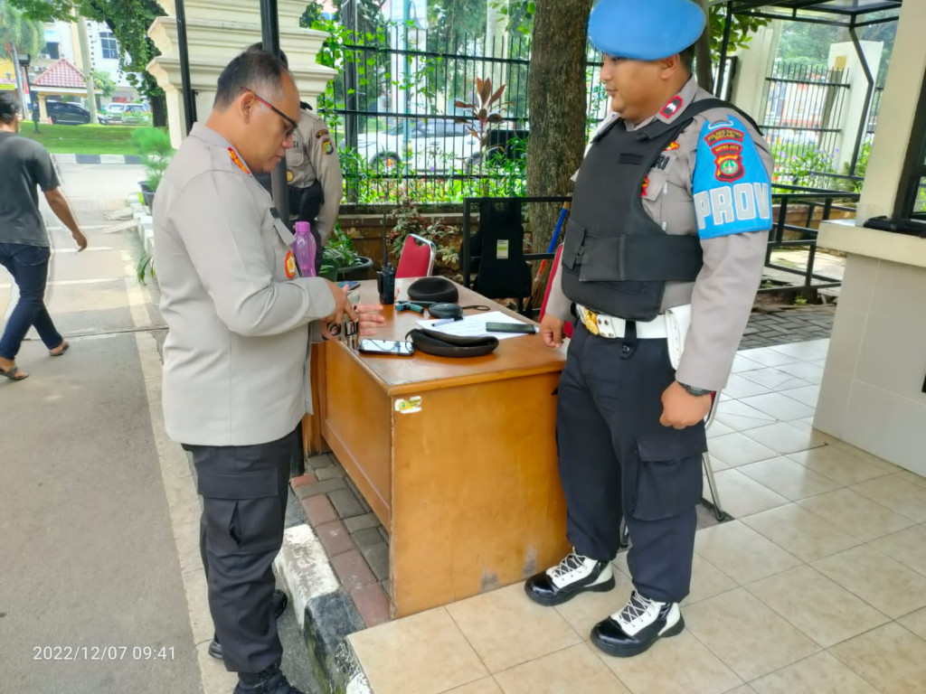 Kapolres Metro Bekasi, Kombes Gidion Arif Setyawan, melihat kesiapan petugas yang melakukan pengamanan, Rabu, 7 Desember 2022. Medcom.id/ Antonio