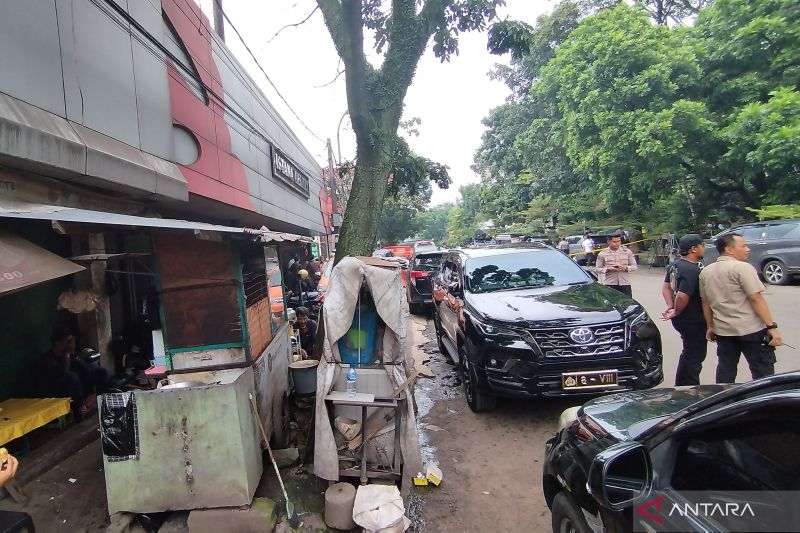 Warung nasi rames milik Didin Khairudin (60) yang berada di dekat Polsek Astanaanyar, Kota Bandung, Jawa Barat. Antara/Bagus Ahmad Rizaldi