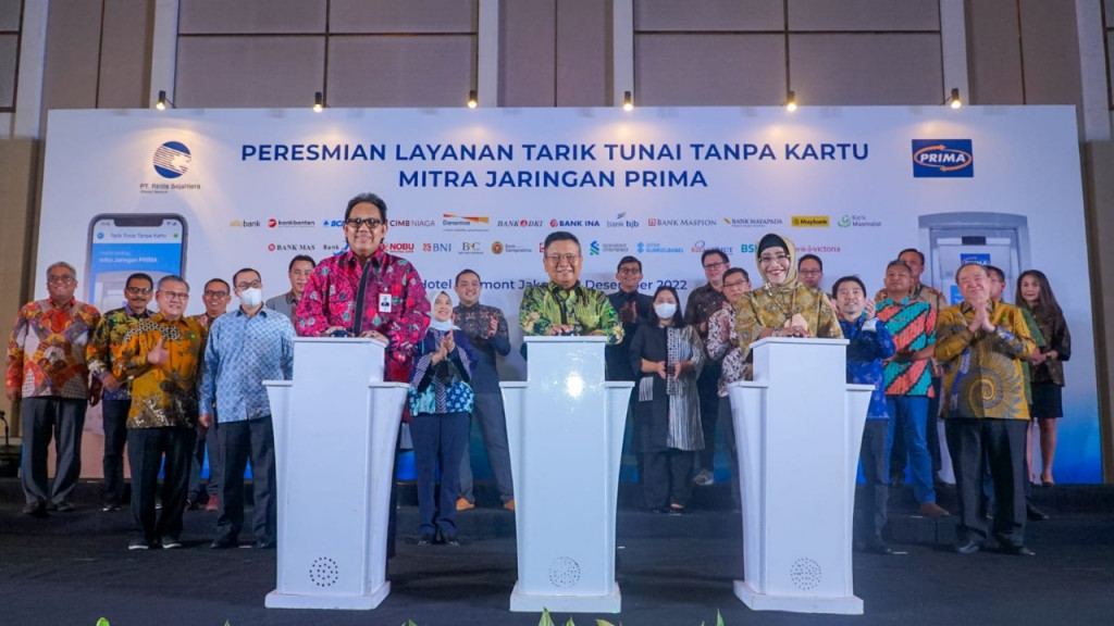 Lima bank melakukan kerja sama dengan menghadirkan layanan cardless cash withdrawal atau tarik tunai tanpa kartu di ATM