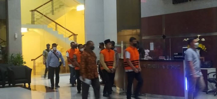 Usai Diperiksa, Bupati Bangkalan Diborgol dan Gunakan Rompi Tahanan