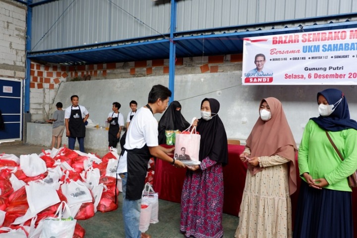 Bazar Sembako Murah Bantu Ibu Rumah Tangga di Gunung Putri