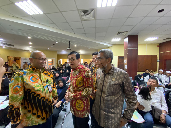 Lindungi WNI, Menkumham Yasonna Serahkan Paspor <i>Overstay</i> di Arab Saudi