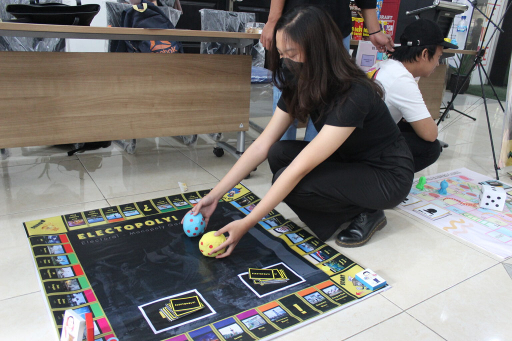 Mahasiswa UB memperagakan cara bermain Electopoly. DOK UB