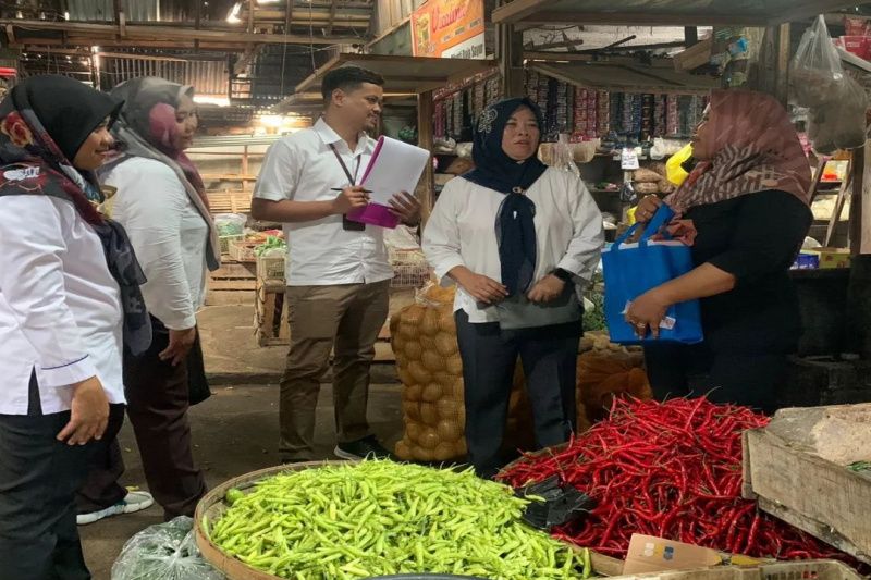 Petugas melakukan pemantauan harga kebutuhan pokok di pasar rakyat di Gunungkidul. (ANTARA/HO-Instagram perdagangan_gunungkidul)