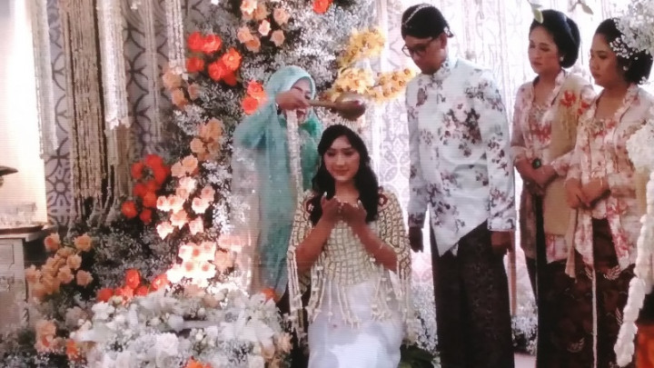 Khidmat, Prosesi Siraman Erina Pakai Air Zamzam