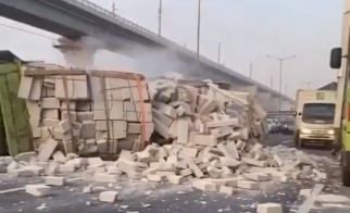 Truk Bermuatan Hebel Terbalik di Tol Jakarta-Cikampek