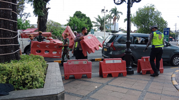 Aparat Beri Sekat Akses Menuju Lokasi Akad Kaesang-Erina