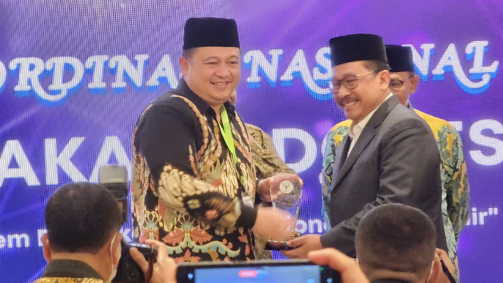 Selamat! Guru Besar Unair Raih Anugerah Tokoh Wakaf Unsur Akademisi dalam BWI Awards 2022