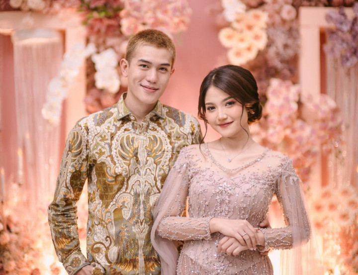 Julian Jacob dan Mirriam Eka Putri Resmi Bertunangan