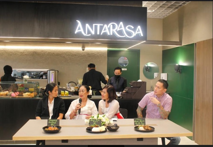Antarasa menghadirkan tiga menu utama yang langsung dibuat oleh Chef Renatta, Chef Juna, dan Ibu Ray. (Foto: Aulia/Medcom)