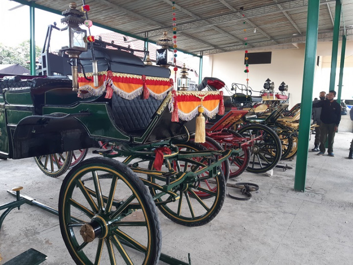 Anggota Polsek Kesugihan Cilacap Semringah jadi Kusir Andong Kaesang-Erina