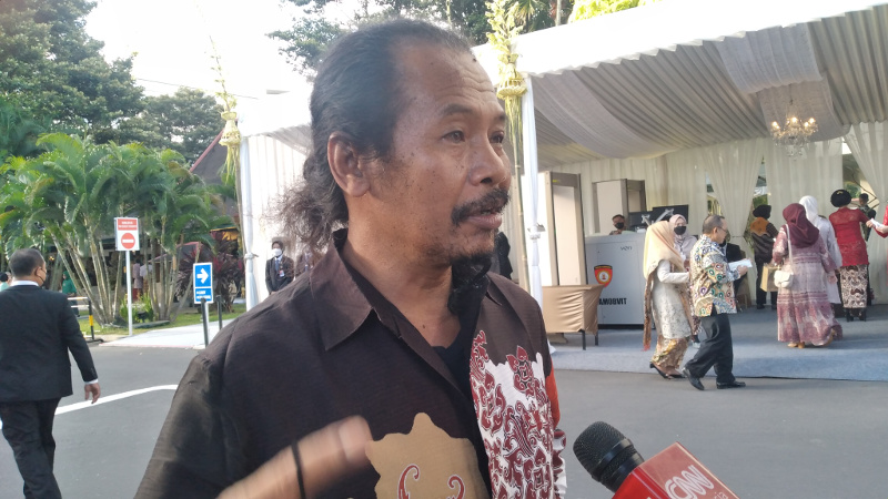  Maestro seni lukis Nasirun di depan Pendopo Agung Royal Ambarrukmo Yogyakarta, Sabtu, 10 Desember 2022. Medcom.id/ Ahmad Mustaqim