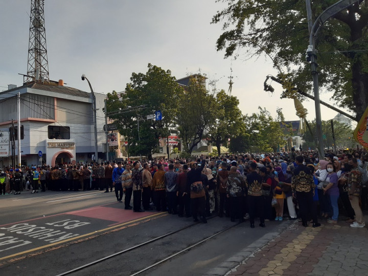 Sambut Kirab Pernikahan Kaesang-Erina, Ribuan Warga Memadati Loji Gandrung
