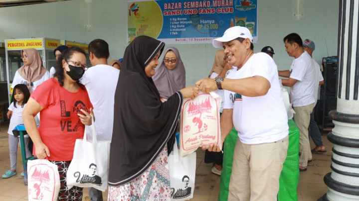 Mak-Mak di Batam Semringah Dapat Sembako Murah